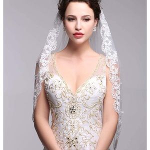 Elbow-length Ivory Lace Wedding Veil